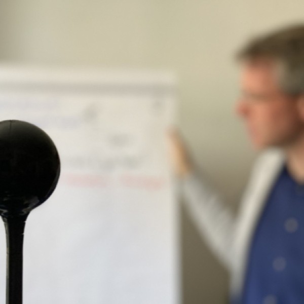 Gregor Heilmaier am Flipchart beim digitalen Workshop